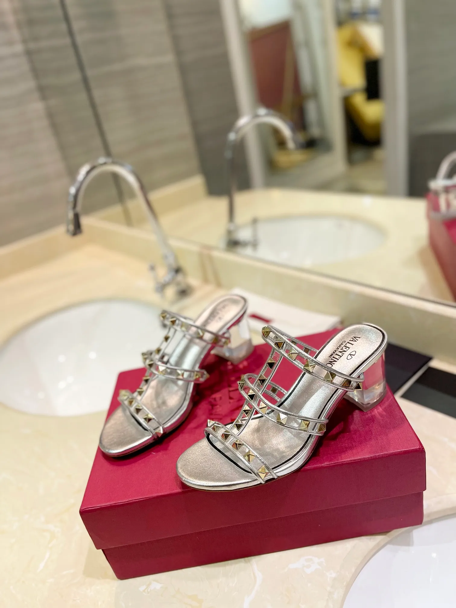 👟👟Ex-factory price 500👟👟 𝑉𝐴𝐿𝐸𝑁𝑇𝐼𝑁𝑂 Valentino ♡ͥ | ²º²⁴💫Purchasing agent level🔍Same color The classic king-shaped slippers with crystal heels are also so beautiful The particularly high-quality hardware brings out a full sense of high-end. After putting it on your feet, you will be stunned and look super slim! The new season lives up to expectations! Worth buying ★Imported cowhide is absolutely high-grade ❥Original method is absolutely sensual ❥Elegant style creates a different feeling🙈 Simple temperament style!  ♡ show bdetails ———————————— ⊿▸: Size｜35-40 (customized at 40.41.42) ⊿▸: Material｜Imported sheepskin + Pvc ⊿▸: Material | Padded sheepskin ⊿▸: Material | Italian🇮🇹 genuine leather outsole ⊿▸: Heel height｜6cm